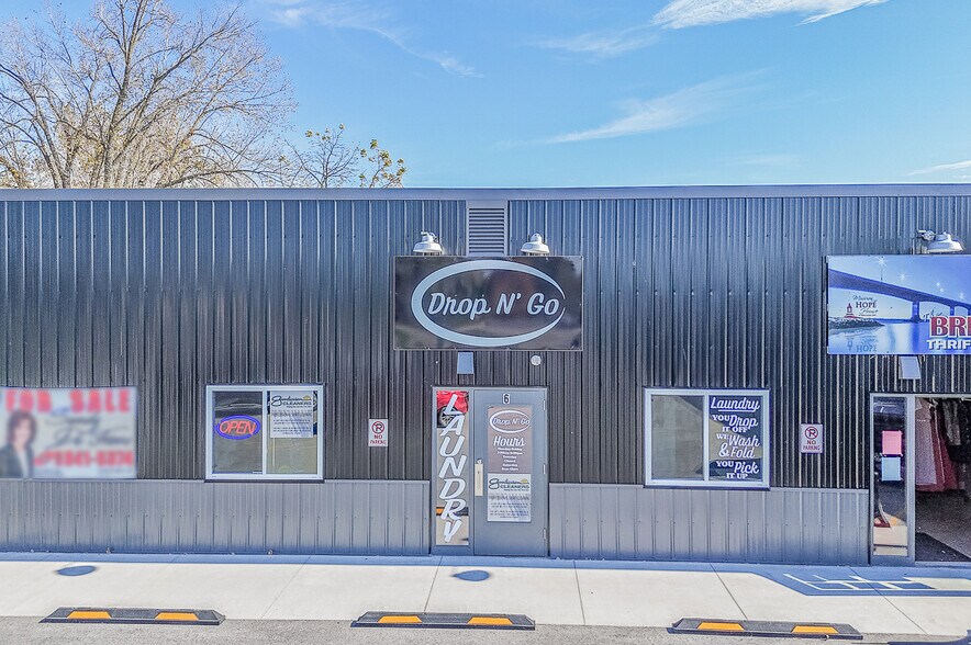 More Photos Of 1186 N Shawano St, New London General Retail For Lease