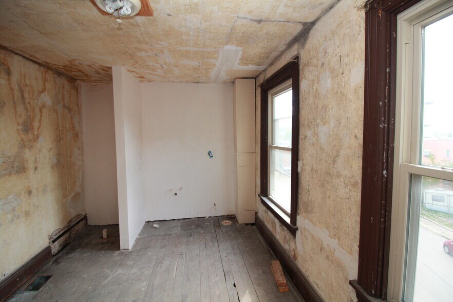 More Photos Of 900 Island Ave, McKees Rocks General Retail For Sale