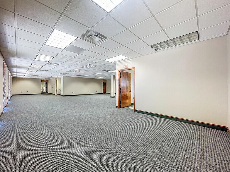 More Photos Of 5421 N 59th St, Tampa Office For Sale