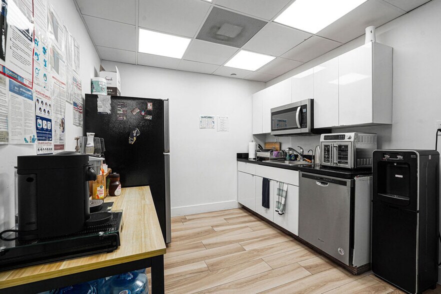 More Photos Of 1110 Brickell Ave, Miami Office For Sale