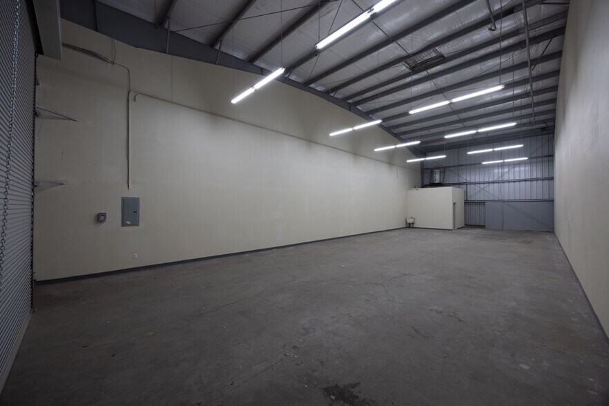 More Photos Of 326-330 W 58th St, Los Angeles Warehouse For Sale