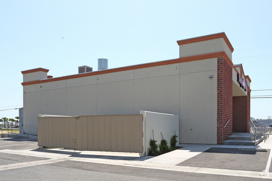 More Photos Of 1377 W El Monte Way, Dinuba Restaurant For Lease
