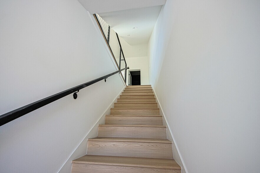 More Photos Of 6401 Odessa Ave, Lake Balboa Multifamily For Sale