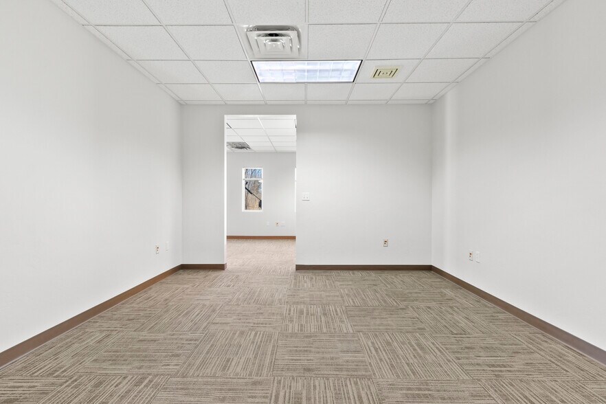More Photos Of 1496 Bellevue St, Green Bay Office For Lease