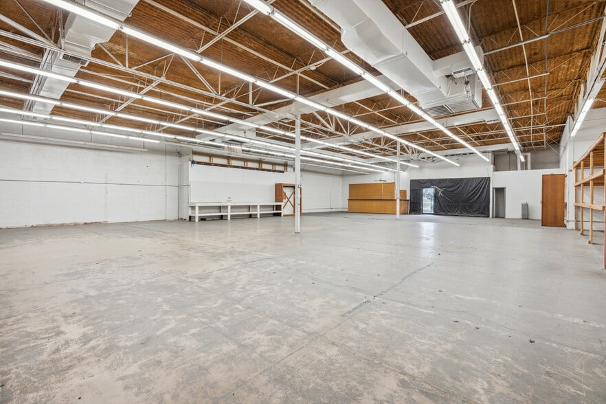 More Photos Of 2800 NE Loop 410, San Antonio Light Distribution For Lease