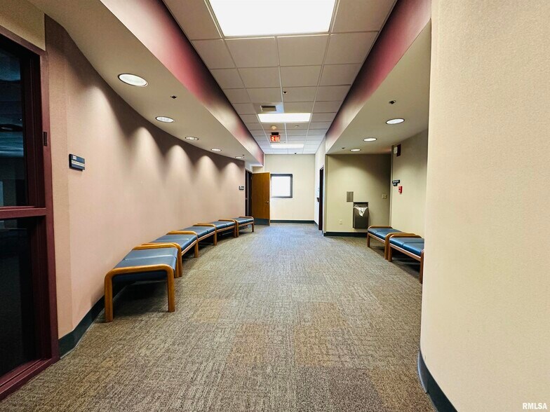 More Photos Of 113 SW Adams St, Peoria Office For Sale