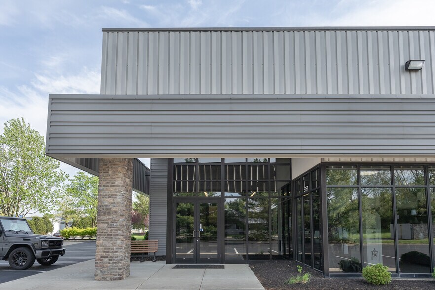 More Photos Of 3737-3757 Parkway Ln, Hilliard Showroom For Lease