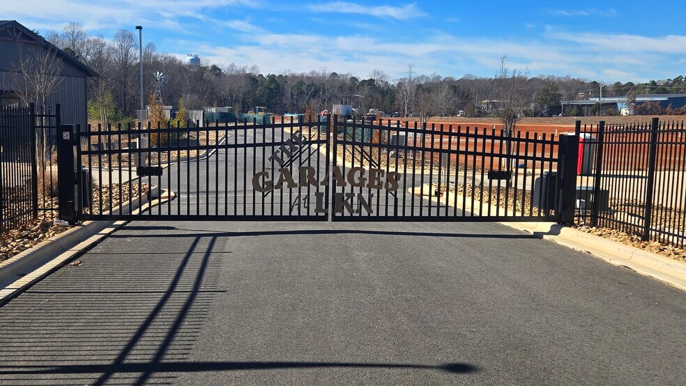 More Photos Of 144 McCrary Rd, Mooresville Flex For Lease