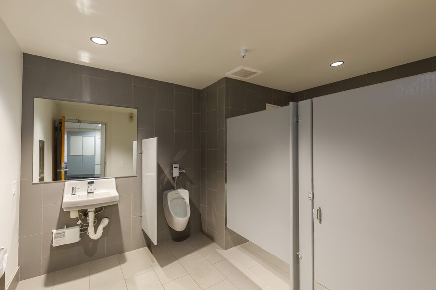 More Photos Of 16200 Ventura Blvd, Encino Office For Lease