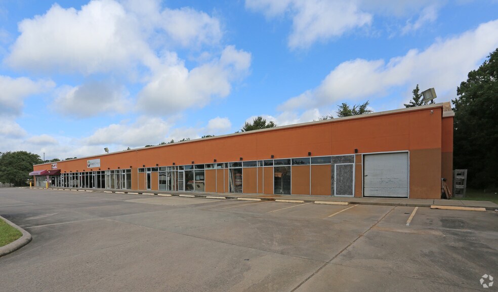 More Photos Of 804 Gladstell Rd, Conroe Freestanding For Lease