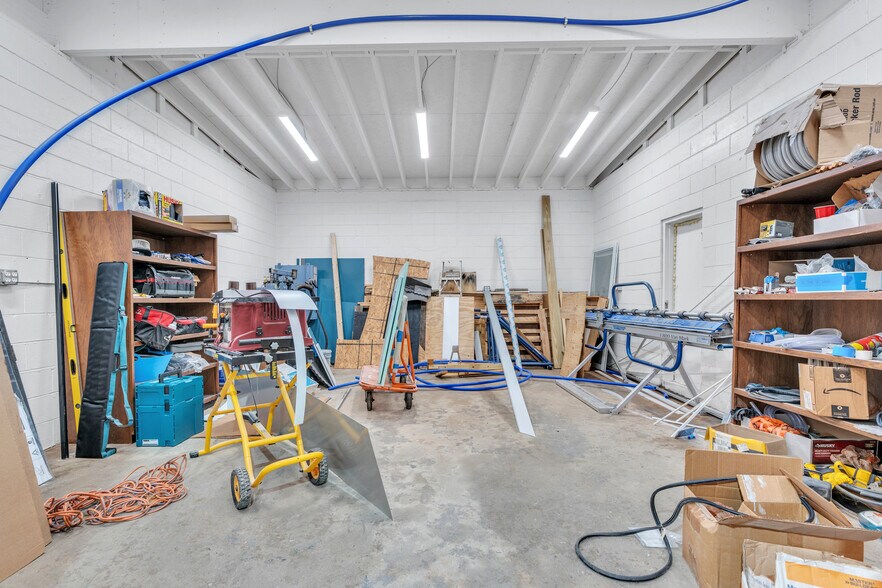 More Photos Of 518 W North 1st St, Seneca Storefront Retail Office For Lease