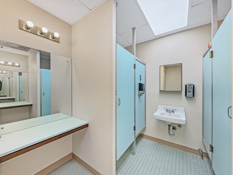 More Photos Of 1031 US Highway 181, Portland Bank For Lease