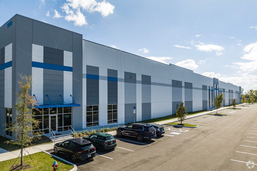 More Photos Of 9209 Florida Palm Dr, Tampa Distribution For Lease