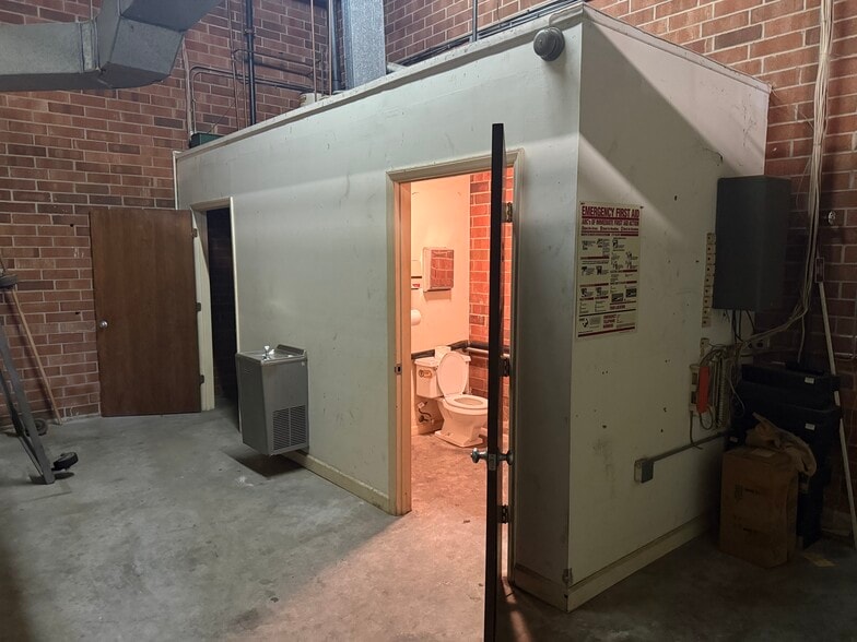More Photos Of 900 Baker Rd, High Point Warehouse For Lease
