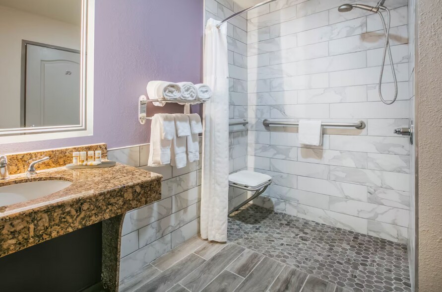 More Photos Of 431 Airport Fwy, Euless Hospitality For Sale