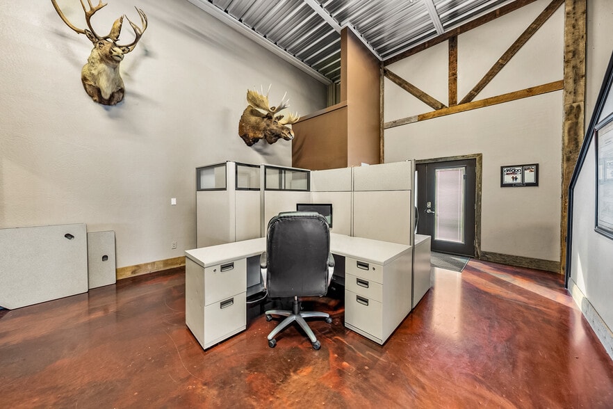 More Photos Of 3811 Crater Lake Hwy, Medford Warehouse For Sale