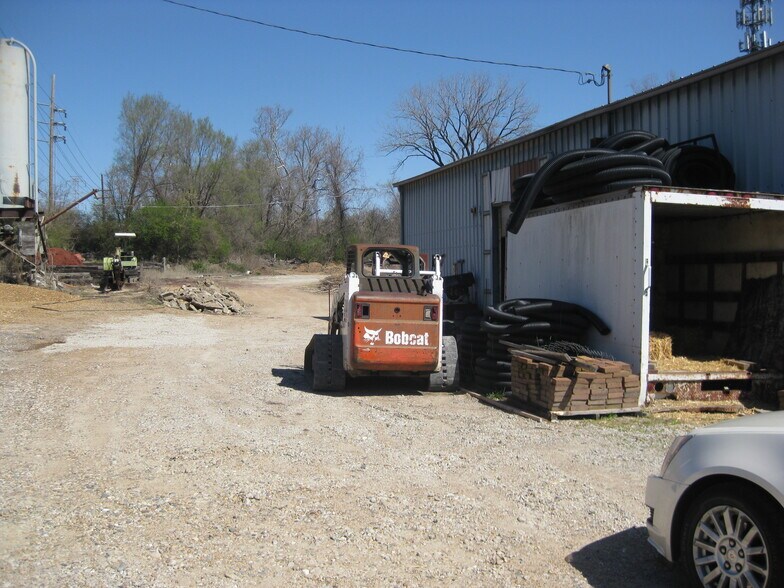 More Photos Of 715 Chambers Rd, Saint Louis Service For Sale