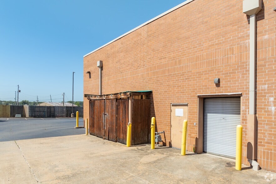 More Photos Of 819 W Main St, Jacksonville Drugstore For Sale