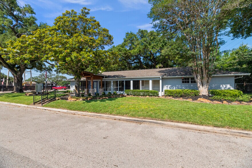 More Photos Of 1001 Avenue B, Katy Storefront Retail Office For Lease