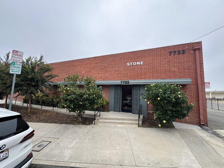 Primary Photo Of 7733 Lemona Ave, Van Nuys Manufacturing For Lease