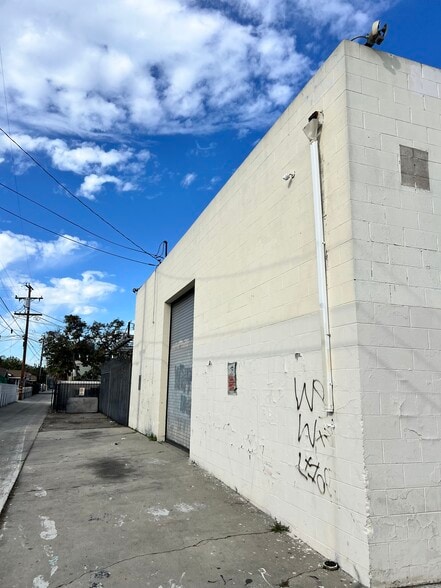 More Photos Of 702 W Anaheim St, Wilmington General Retail For Sale