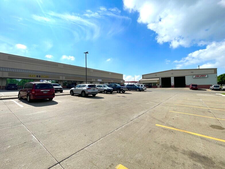 More Photos Of 1901 Hamilton Blvd, Sioux City Storefront For Lease