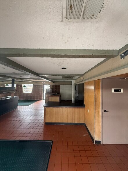 More Photos Of 1310 W Industrial Blvd, Cumberland Fast Food For Sale