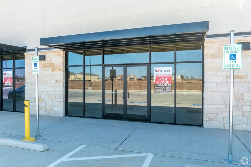 More Photos Of 1702 Louise Ln, Pearsall Storefront For Sale