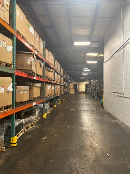 More Photos Of 1180 Atlantic Dr, West Chicago Warehouse For Lease