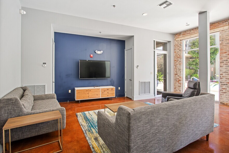 More Photos Of 840 Tchoupitoulas St, New Orleans Storefront Retail Residential For Sale