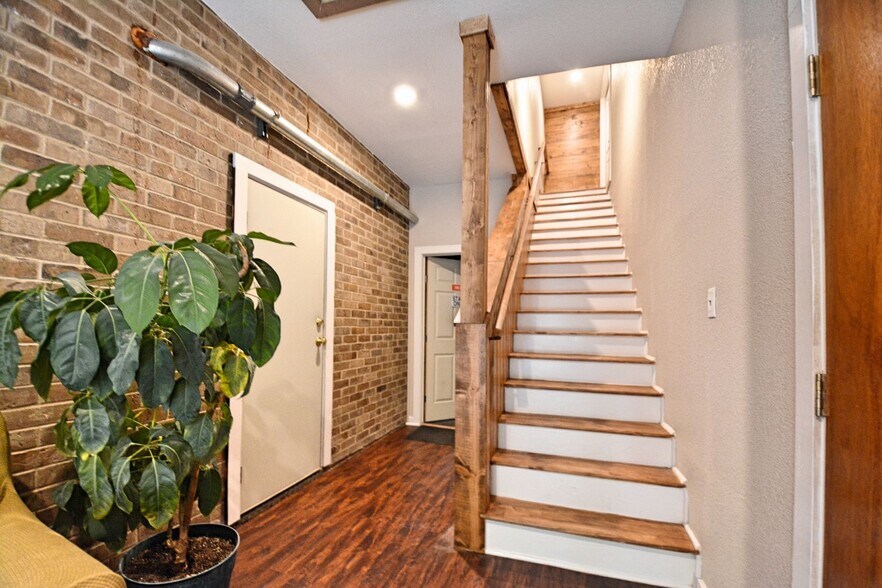 More Photos Of 1111 N Walnut Ave, New Braunfels Office For Lease