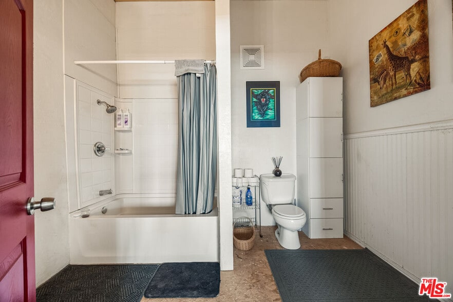 More Photos Of 9025 Camp Rock Rd, Lucerne Valley Veterinarian Kennel For Sale