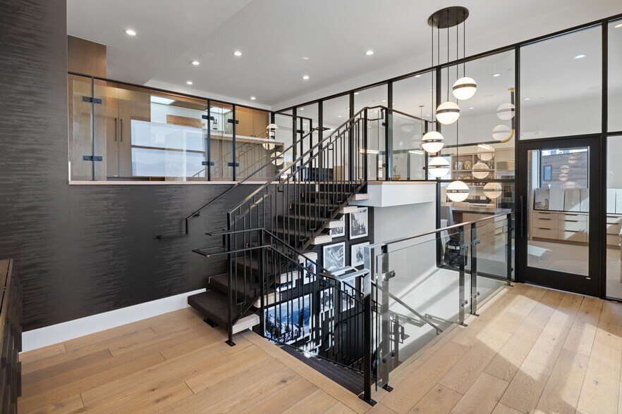 More Photos Of 4554 Forestdale Dr, Park City Showroom For Lease