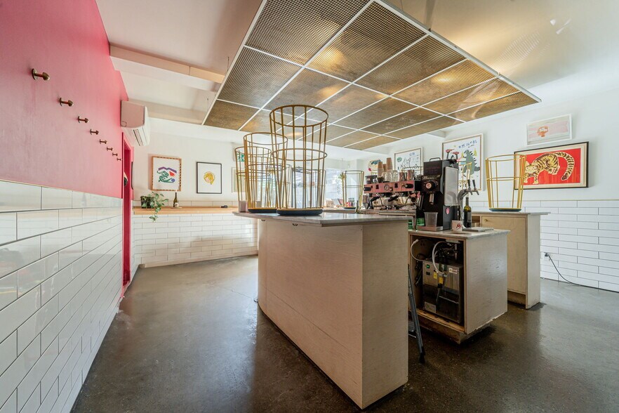 More Photos Of 5090-5092 St Notre-Dame O, Montréal General Retail For Sale