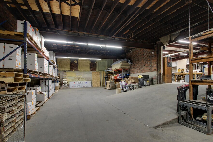 More Photos Of 301 S 7th St, Quincy Light Distribution For Sale