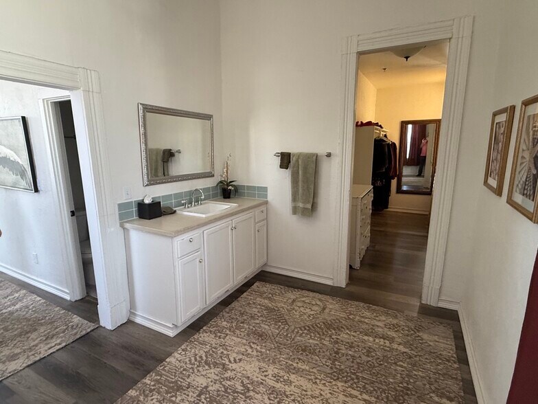 More Photos Of 300 N Broad St, Globe Specialty For Sale