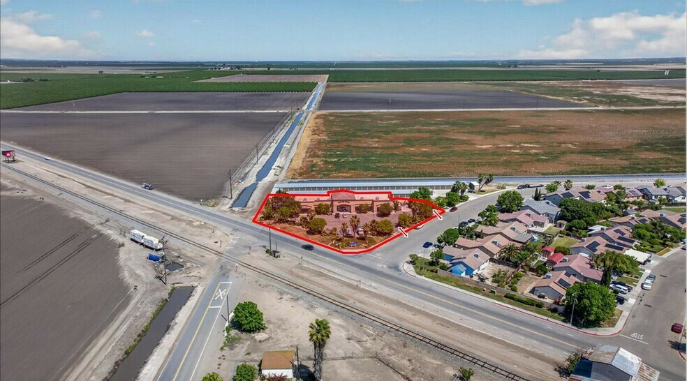 More Photos Of 8339 W Elm Ave, San Joaquin General Retail For Lease