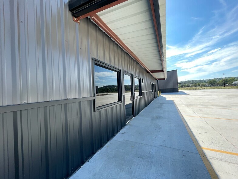 More Photos Of 606 Mill Run, Kerrville Warehouse For Lease