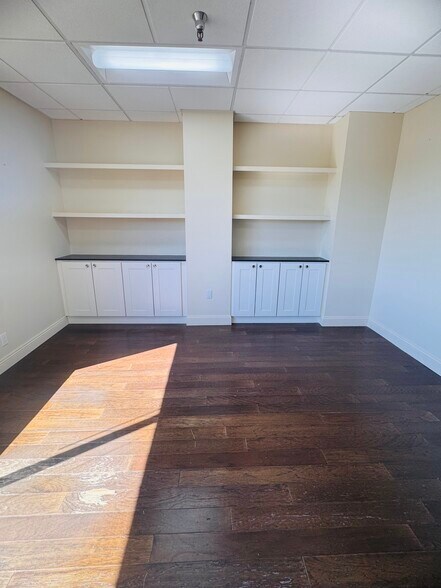 More Photos Of 21731 Ventura Blvd, Woodland Hills Medical For Lease