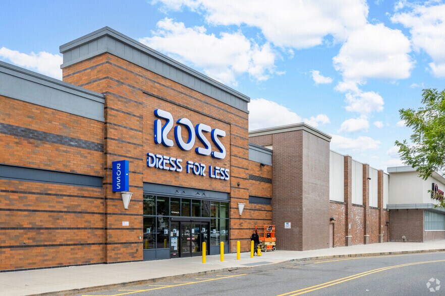 More Photos Of 410-632 Gateway Dr, Brooklyn General Retail For Lease