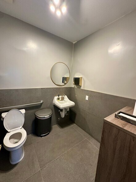 More Photos Of 560 S Paseo Dorotea, Palm Springs Medical For Lease