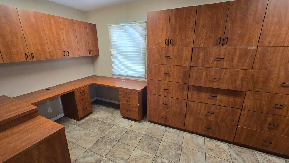 More Photos Of 724 E Park Ave, Long Beach Office For Lease