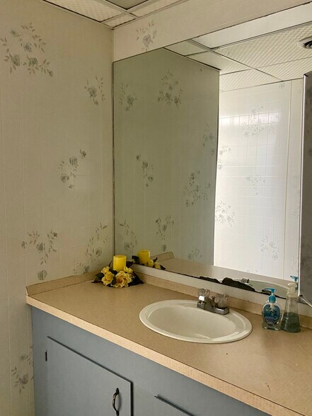 More Photos Of 212 N College Ave, Clarksville Religious Facility For Sale