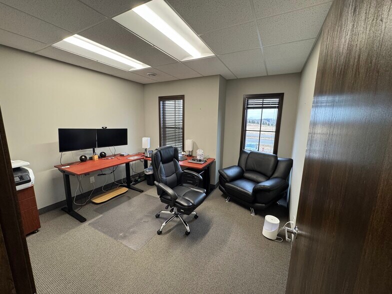 More Photos Of 906 Inwood Ave N, Oakdale Office For Lease
