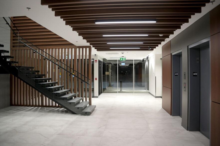 More Photos Of 1035 64th Av SE, Calgary Medical For Lease