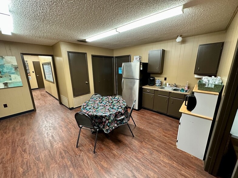 More Photos Of 1010 Zanderson Ave, Jourdanton Office For Lease