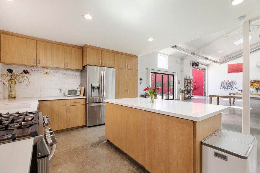 More Photos Of 3475 Union Pacific Ave, Los Angeles Manufacturing For Sale