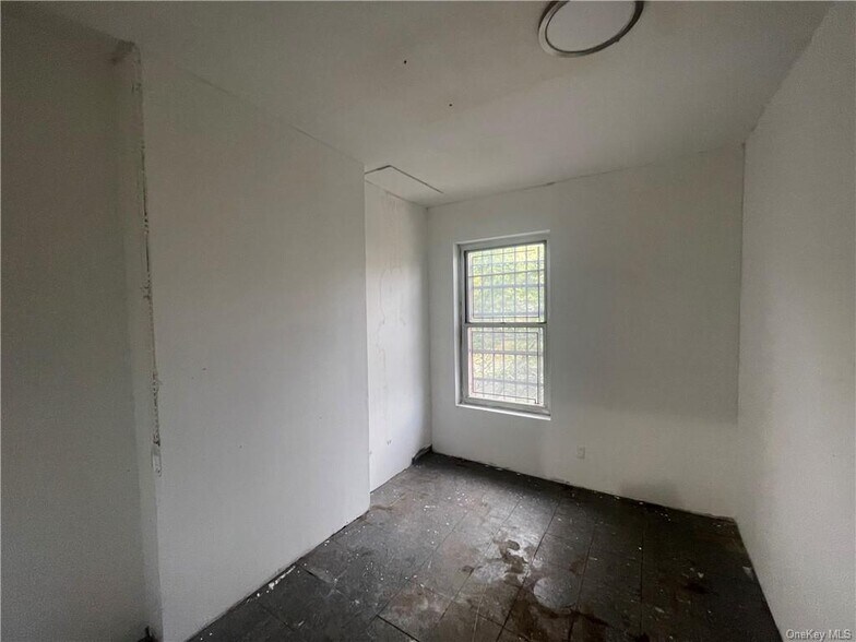 More Photos Of 654 Westchester Ave, Bronx Storefront For Sale