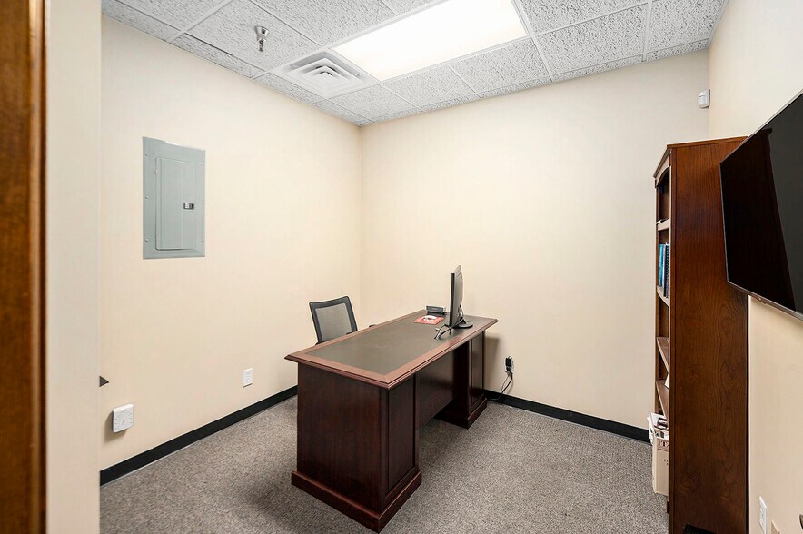 More Photos Of 115-125 E Park St, Olathe Office For Sale