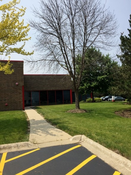 More Photos Of 100-112 Terrace Dr, Mundelein Warehouse For Lease